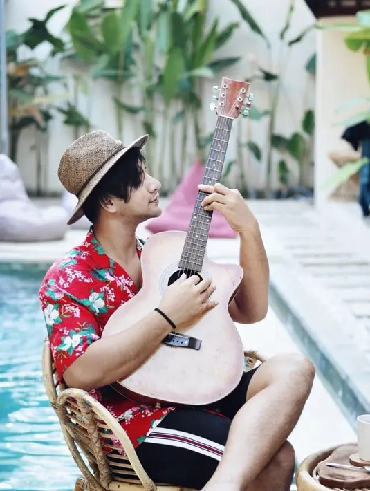 "Jadi ya gua coba sharing aja ke sana dan kita ajak mereka untuk mencintai lingkungannya, maksudnya nggak usah jauh-jauh kalau kita belajar, yang ada dimanfaatkan sebaik-baiknya," pungkas Ammar Zoni. (Foto: instagram.com/ammarzoni)