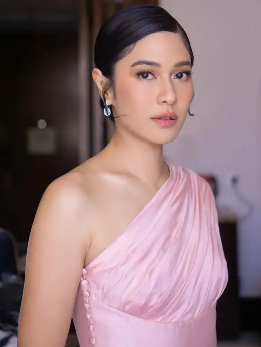 Apa kamu juga termasuk yang terpesona melihat penampilan Dian Sastro sebagai bridesmaid di pernikahan Adinia Wirasti ini, Sahabat FIMELA?