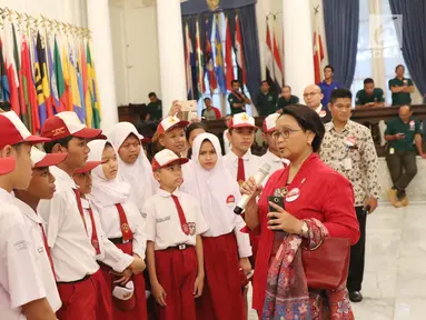 Menteri Luar Negri Retno Marsudi saat menjadi pemandu bagi murid Sekolah Dasar untuk melihat isi gedung Pancasila di Jakarta, Kamis (1/6). Gedung ini dibangun pada zaman pemerintah Hindia-Belanda. (Liputan6.com/Angga Yuniar)