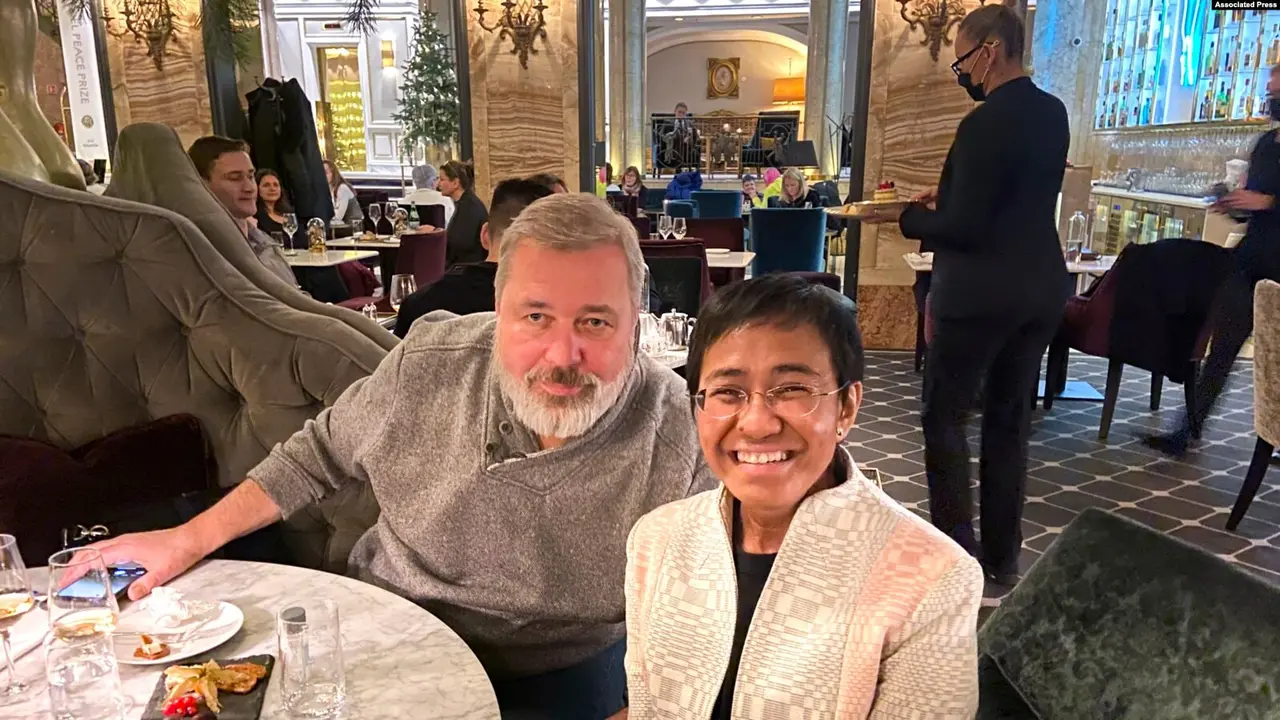 Dua pemenang Nobel Perdamaian, Dmitry Muratov (kiri), pemimpin redaksi harian Rusia Novaya Gazeta, dan CEO Rappler Maria Ressa dari Filipina. (Novaya Gazeta via AP/Nadezhda Prusenkova)