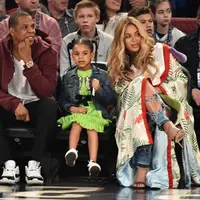 Beyonce bersama Jay-Z dan Blue Ivy menghadiri NBA All Star Games (19/2/2017). (AFP/Bintang.com)
