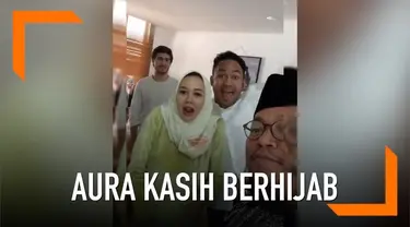 Di kehamilan yang menginjak usia 4 bulan, Aura Kasih menggelar syukuran di kediamannya. Dalam acara, Aura tampil cantik dengan mengenakan hijab.