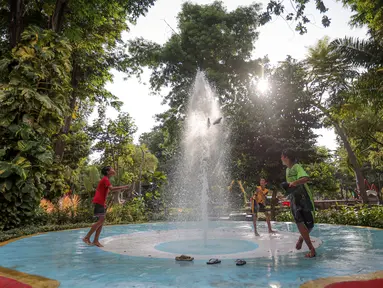 Sejumlah anak-anak sedang bermain air di Taman Bungkul yang terletak di Jalan Raya Darmo, Wonokromo, Surabaya, Selasa (14/11/2023). (Bola.com/Bagaskara Lazuardi)