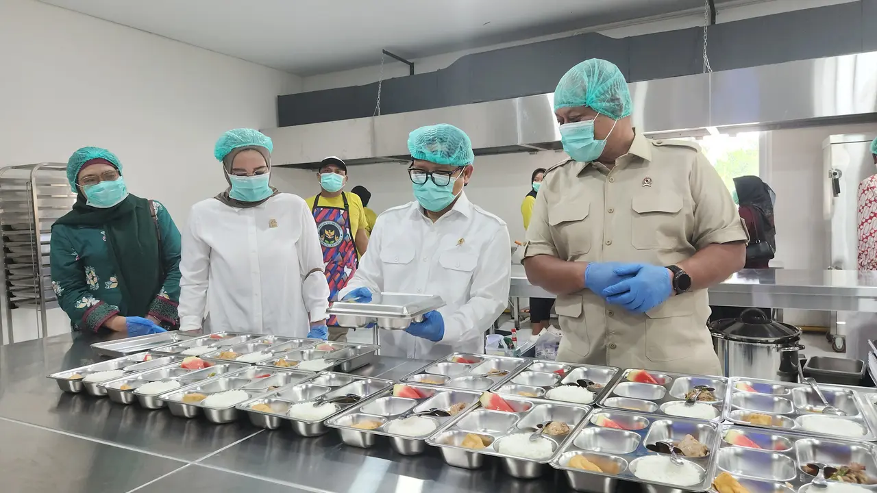 Menteri Bidang Pemberdayaan Masyarakat, Abdul Muhaimin Iskandar mengecek makanan program MBG di Dapur SPPG BUMDes Tridadi Makmur, Sleman.