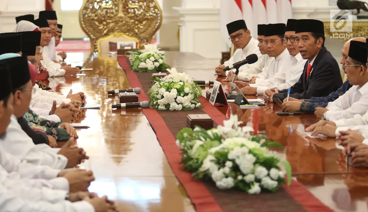Suasana pertemuan Presiden Jokowi dengan para Qori di Istana Merdeka, Jakarta, Senin (12/6). Presiden menyambut baik usulan IPQOH dan meminta kepada Sekretariat Kabinet untuk menyiapkan keppres LPTQ dan IPQOH. (Liputan6.com/Angga Yuniar) 
