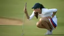 Pegolf dari Rusia Maria Verchenova serius memperhatikan jarak bola saat bersaing di kompetisi golf wanita putaran kedua di Olimpiade 2016 di  Olympic Golf Course, Rio de Janeiro, Brasil (18/8). ). (REUTERS/Andrew Boyers)