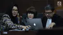 Terdakwa gratifikasi pemberian izin lokasi perkebunan kelapa sawit, Rita Widyasari bersama penasehat hukumnya saat sidang lanjutan di Pengadilan Tipikor, Jakarta, Rabu (23/5). Sidang mendengar keterangan saksi. (Liputan6.com/Helmi Fithriansyah)
