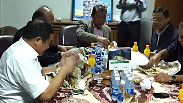 Susno Makan Nasi Padang, Ngerumpi dan Ketawa-ketiwi di LP