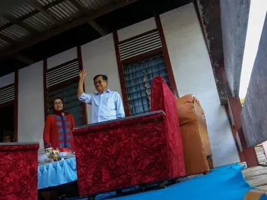 Wapres Jusuf Kalla didampingi sang istri, Mufidah Kalla menyambangi rumah ayahnya, di Dusun Nipah, Kabupaten Bone, Sulawesi Selatan, Sabtu (6/6). Kedatangan tersebut disela kunjungan dinas JK di Sulsel. (Liputan6.com/Faizal Fanani)
