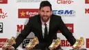 Penyerang Barcelona, Lionel Messi tersenyum usai meraih sepatu emas di Barcelona, Spanyol (24/11). Messi meraih sepatu emas keempatnya setelah menjadi pencetak gol terbanyak di semua kompetisi Eropa dengan 37 di musim 2016/2017. (AP Photo/Manu Fernandez)