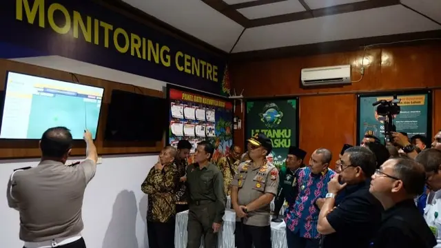 Kapolda Riau Irjen Agung Setya melihat cara kerja Dashboard Lancang Kuning di posko relawan karhutla.