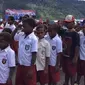 Hampir 29 kabupaten/kota di Papua memilih menggunakan guru bantu atau guru kontrak untuk mendidik anak usia sekolah hingga ke kampung-kampung. (Liputan6.com/Katharina Janur)