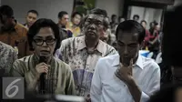 Menkeu Sri Mulyani (kiri) keterangan pers usai menemani Presiden Jokowi melakukan sidak di Kantor Pusat Dirjen Pajak, Jumat (30/9). Jokowi mengaku senang melihat antusias warga menyambut tax amnesty. (Liputan6.com/Faizal Fanani)