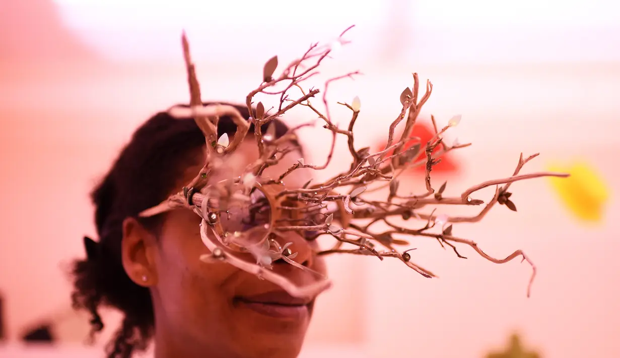 Perancang asesoris asal Prancis Sandrine Paskusz-Koffi menampilkan model kacamata unik berbentuk ranting saat Hyères International Festival of Fashion and Photography 2017, Prancis, Jumat (28/4). (AFP PHOTO / ANNE-CHRISTINE POUJOULAT)