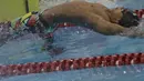 Perenang Indonesia, Jendi Pangabean, saat tampil pada Asian Para Games cabang renang nomor 100 meter gaya punggung S9 di Stadion Aquatic, Jakarta, Kamis (11/10). (Bola.com/Vitalis Yogi Trisna)