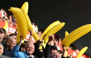 Alasan Suporter Manchester City Bawa Balon Pisang ke Markas Liverpool