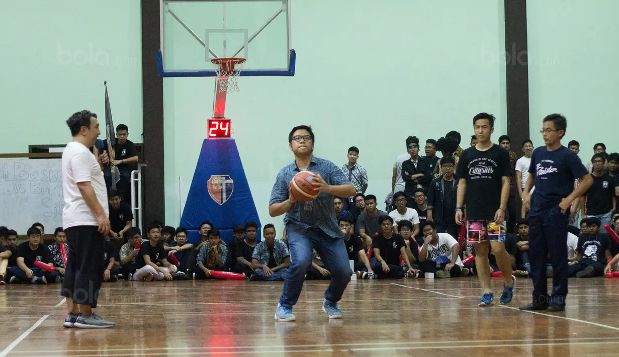 Peserta melakukan Halfcourt shoot di acara promosi NBA di Kolese Kanisius, Jakarta, Jumat (2/2/2018). Pengenalan NBA ke sekolah ini untuk meningkatkan animo generasi muda Indonesia untuk semakin mencintai basket. (Bola.com/Asprilla Dwi Adha)