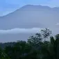 Pemandangan Gunung Agung dari Karangasem di pulau resor Bali, Indonesia (24/9). Gunung Agung adalah satu dari sekian banyak gunung berapi di Indonesia dan wilayah Cincin Api yang mengelilingi Pasifik dan samudera timur India. (AFP Photo/Sonny Tumbelaka)