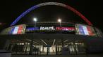Suasana lampu dengan warna bendera Prancis yang menyala di Stadion Wembley, Inggris, Senin (16/11/2015). Lampu itu merupakan tanda bela sungkawa terkait peristiwa berdarah di Paris beberapa waktu lalu. (Reuters/Paul Hackett)
