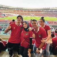 Gaya Nagita Slavina dan Aurel Hermansyah Kenakan Jersey Timnas, credit: (@raffinagita1717)