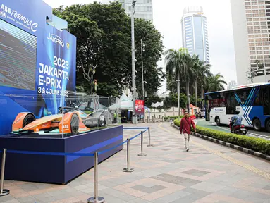 Replika mobil balap listrik Formula E dipamerkan di Bundaran HI, Jakarta, Senin (27/3/2023). (Liputan6.com/Faizal Fanani)