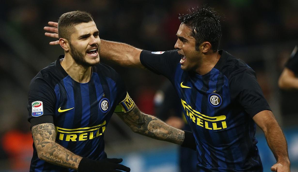 Striker Inter Milan, Mauro Icardi (kiri), merayakan golnya ke gawang Crotone dalam laga pekan ke-12 Serie A 2016-2017, di Stadion Giuseppe Meazza, Minggu (6/11/2016). (AFP/Marco Bertorello)