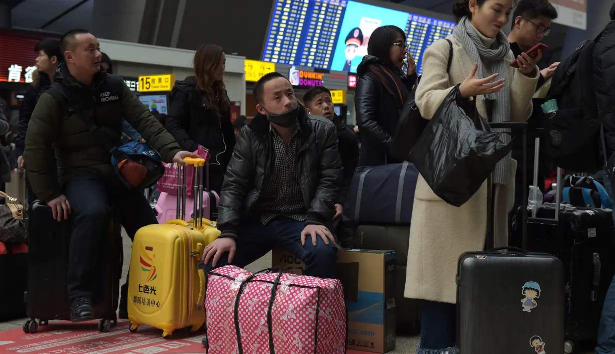 Sejumlah penumpang menunggu keberangkatan di stasiun kereta api Beijing, China (23/1). Sesuai tradisi, para pemudik baik yang bekerja atau belajar di berbagai kota tentunya akan pulang ke tempat asalnya. (AFP/Nicolas Asfouri)