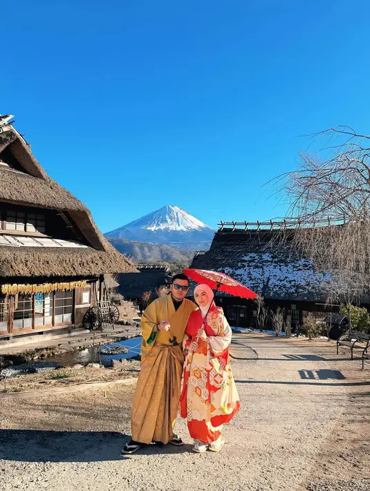 Serasi dengan Irish Bella, Haldy Sabri kenakan kimono polos mustard dengan inner hitam [@_irishbella_]