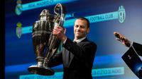 Presiden UEFA Aleksander Ceferin mengangkat piala Liga Champion saat pengundian babak Semi Final Liga Champions di Nyon, Swiss, (21/4). Real Madrid melawan Atletico Madrid dan AS Monaco melawan Juventus. (Jean-Christophe Bott / Keystone via AP)