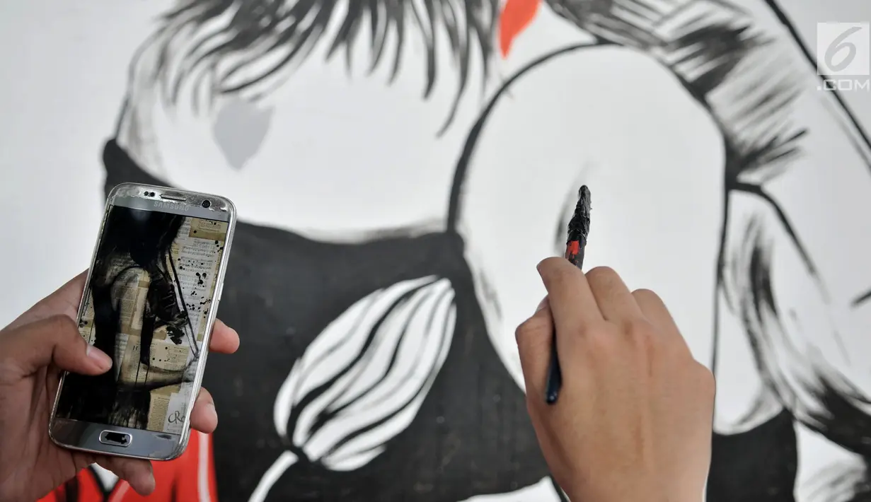 Seniman menyelesaikan mural dalam acara Project #1/Mural Cikini di Taman Plaza Teater Besar, TIM, Jakarta, Selasa (20/8/2019). Mural tersebut digelar dalam rangka menata estetika ruang publik dengan goresan cat sebagai sarana interaksi visual masyarakat. (merdeka.com/Iqbal S. Nugroho)