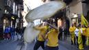 Anggota Pizzaioli Acrobats Coldiretti melakukan Pizzaioli atau seni memutar adonan piza di Naples, Italia, 7 Desember 2017. Seni memutar adonan piza milik masyarakat Napoli reSmi masuk dalam daftar "warisan budaya tak benda" UNESCO. (Tiziana FABI/AFP)