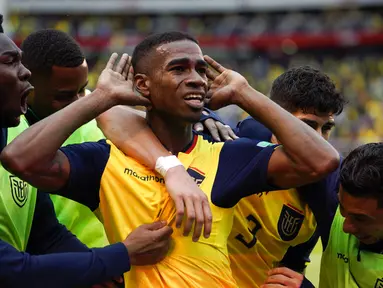 Pemain Ekuador Felix Torres merayakan dengan rekan setimnya usai mencetak gol ke gawang Brasil pada pertandingan sepak bola Kualifikasi Piala Dunia 2022 di Stadion Casa Blanca, Quito, Ekuador, 27 Januari 2022. Pertandingan berakhir imbang 1-1. (Santiago Arcos/Pool via AP)