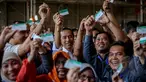 Presiden Joko Widodo (tengah) berfoto bersama para pekerja usai penyerahan Kartu Indonesia Sehat (KIS) untuk pekerja di PT Dok dan Perkapalan Kodja Bahari, Cilincing, Jakarta, Selasa (28/4/2015). (Liputan6.com/Faizal Fanani)