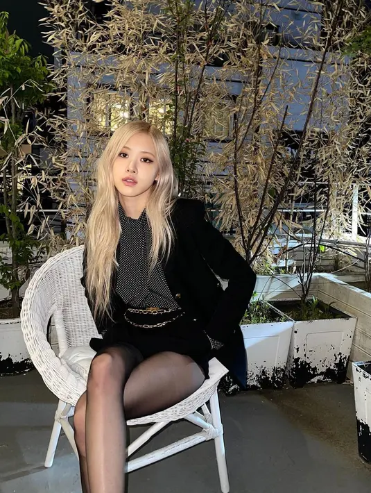Menggunakan makeup natural serta rambut terurai, Rose Blackpink terlihat menawan dengan outfit hitam yang digunakan. Ia pun terlihat menggunakan jas hitam polos yang dipadukan blouse hitam motif serta belt berwarna emas. (Liputan6.com/IG/@roses_are_rosie)