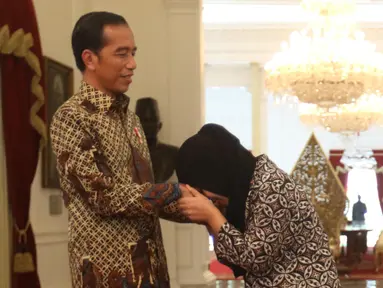 Siti Aisyah mencium tangan Presiden Joko Widodo di Istana Merdeka, Jakarta, Selasa (12/3). Siti dibebaskan dari dakwaan hukum kasus pembunuhan Kim Jong Nam di Pengadilan Tinggi Shah Alam, Kuala Lumpur, Malaysia. (Liputan6.com/Angga Yuniar)