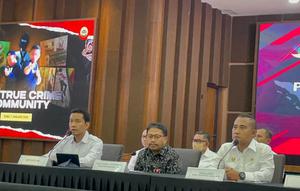 Juru Bicara Densus 88, Kombes Pol Myandra Eka Wardhana (sebelah kiri) menjelaskan mengenai temuannya terkait grup True Crime Community (TCC). (Foto: Istimewa).