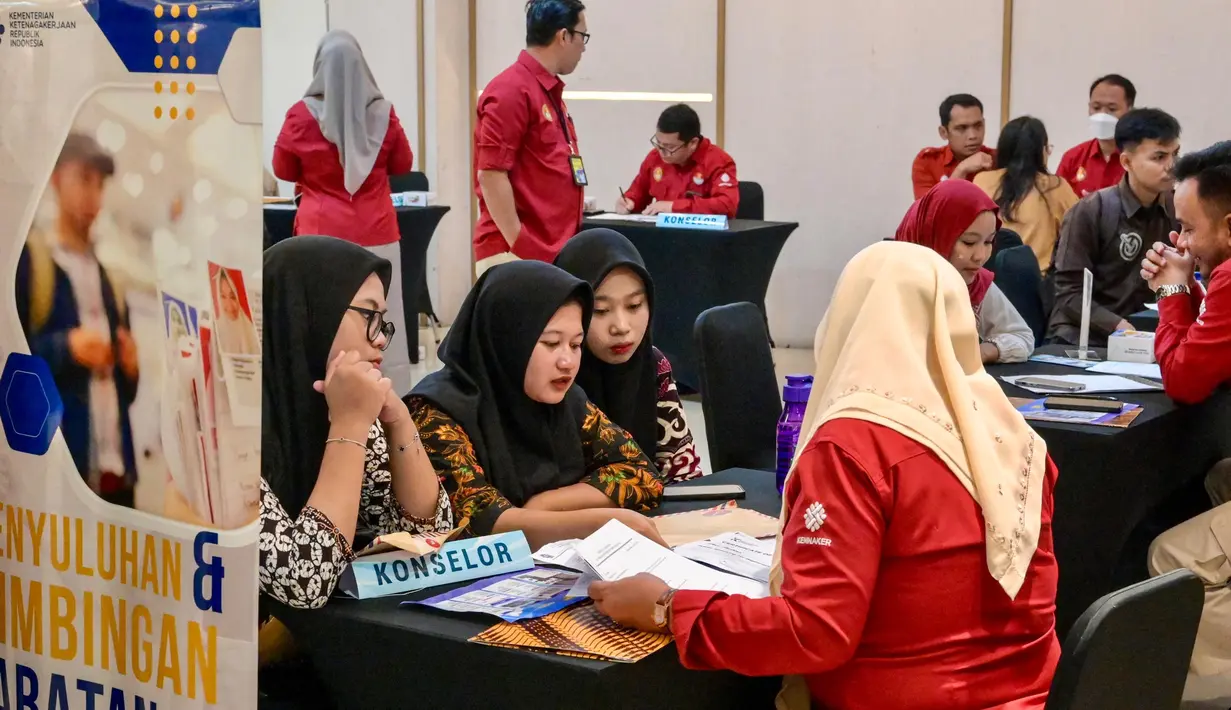 Disediakan pula layanan konsultasi karier hingga pameran dari program-program Kementerian Ketenagakerjaan maupun Kementerian/Lembaga lain. (BAY ISMOYO/AFP)
