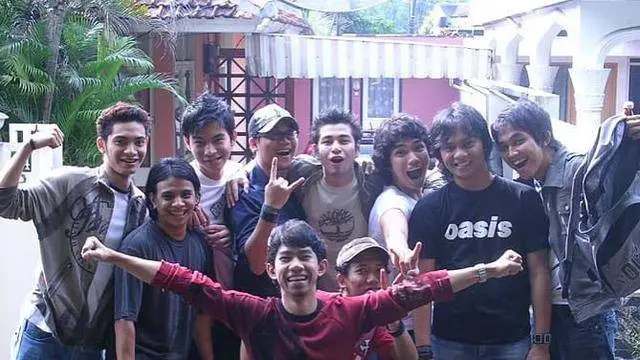 Reuni Bareng, Ini 7 Potret Lawas Radio Band yang Diisi Raffi Ahmad Hingga Aldi Taher
