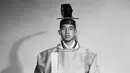 Putra Mahkota Jepang Akihito berpose mengenakan pakaian tradisional selama upacara hari pernikahannya dengan Michiko Shoda di Istana Kerajaan di Tokyo, pada 10 April 1959. (AFP Photo/Intercontinentale)