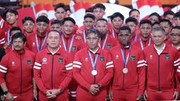Para pemain didampingi pelatih Bima Sakti, jajaran asistennya, dan sekaligus Ketua Umum PSSI, Mochamad Iriawan. (Bola.com/Abdul Aziz)