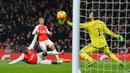 Pemain Arsenal, Joel Campbell (kiri) mencetak gol ke gawang Swansea City pada lanjutan Liga Inggris pekan ke-28 di Stadion Emirates, London, Kamis (3/3/2016) dini hari WIB. (AFP / Glyn Kirk)