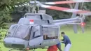 Nana pun tampak turun dari helikopter di hari ulang tahunnya. Dengan mata tertutup, Nana dituntun oleh Andrew White turun dari helikopter untuk menuju tempat kejutannya.  [@agungprastista]