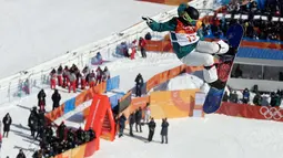 Aksi Emily Arthur sebelum terjatuh pada pertandingan semifinal halfpipe putri pada Olimpiade Musim Dingin 2018 di Pyeongchang, Korea Selatan, (13/2). Emily terjatuh dengan mengenai wajah terlebih dahulu.  (AP Photo / Gregory Bull)