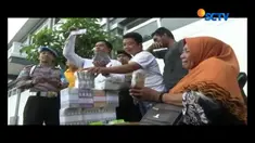 Petugas melakukan razia terhadap jasa penukaran uang baru yang digelar di pinggir jalan.