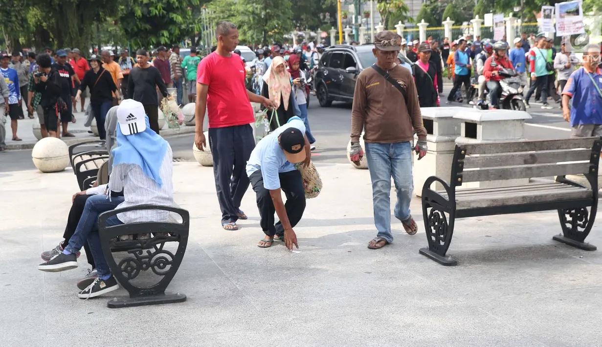 Kelompok pengemudi becak motor bersama aktivis melakukan aksi berjalan kaki sambil memunguti sampah menuju titik Nol kilometer Yogyakarta, Senin (22/4). Aksi memperingati Hari Bumi ini mengajak masyakarat untuk mengurangi sampah dan penggunaan plastik. (Liputan6.com/Helmi Fithriansyah)
