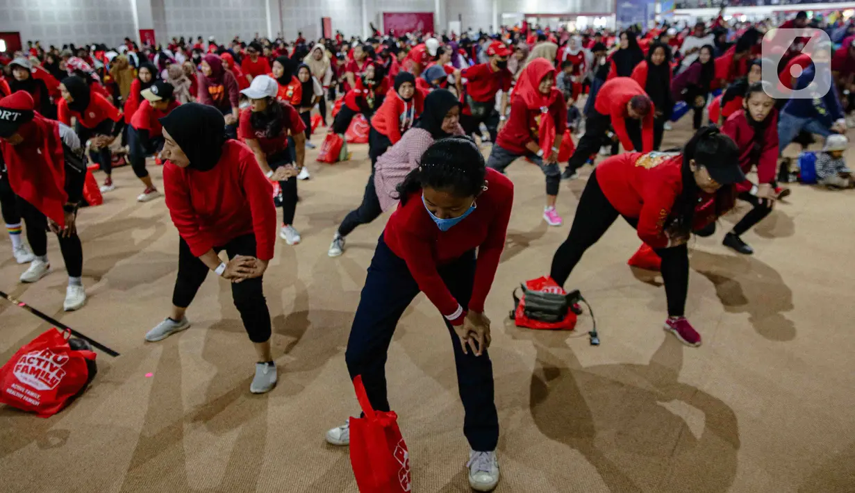 Peserta mengikuti fun exercise yang diadakan PRUActive Family by Prudential di Balai Kartini, Jakarta, Minggu (26/11/2023). (Liputan6.com/Faizal Fanani)