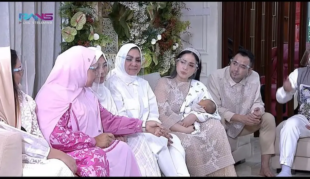 Pada kesempatan ini, Nagita terlihat cantik dengan abaya berbahan organza disertai elemen bordir yang membuat bajunya tamoak menawan.