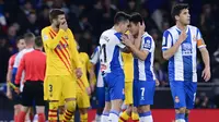 Para pemain Espanyol merayakan gol yang dicetak Wu Lei ke gawang Barcelona pada laga La Liga Spanyol di Stadion RCDE, Cornella de Llobregat, Sabtu 
(4/1). Kedua klub bermain imbang 2-2. (AFP/Pau Barrena)