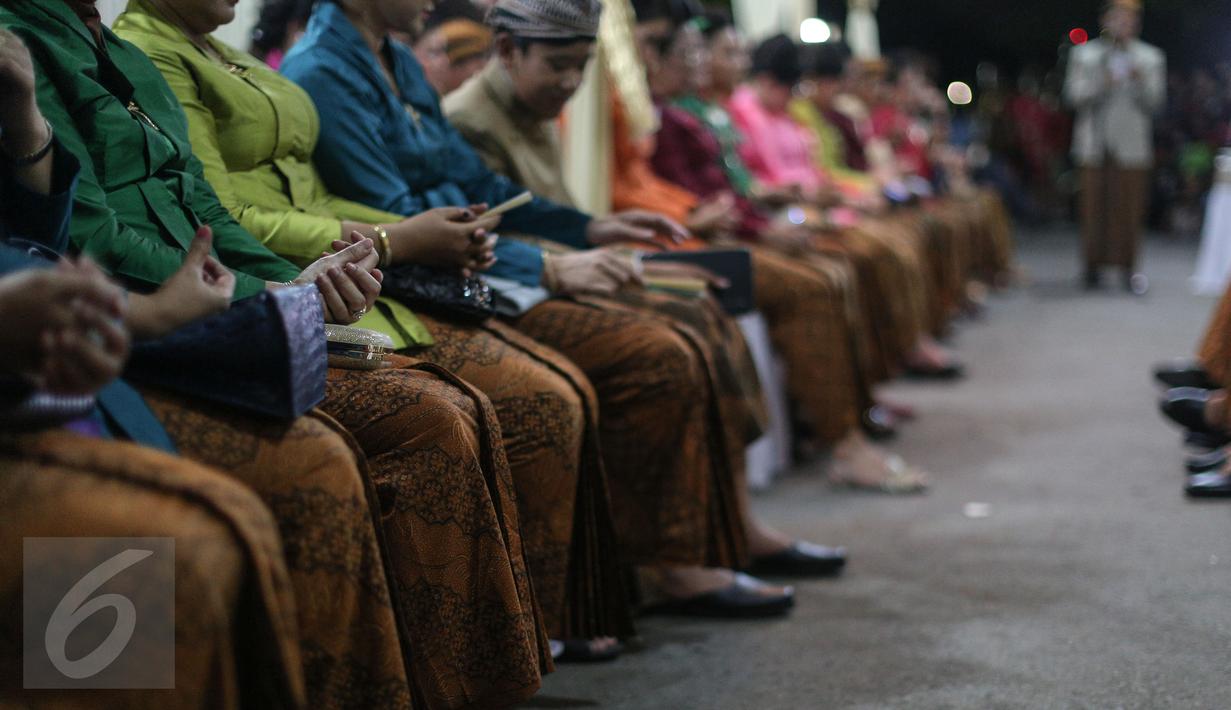 Para undangan yang hadir ikut memanjatkan doa saat Prosesi Midodareni Gibran Rakabuming putra sulung Presiden Joko Widodo di kediaman calon mempelai wanita, Selvi Ananda Putri, Solo, Rabu (10/6/2015). (Liputan6.com/Faizal Fanani) 