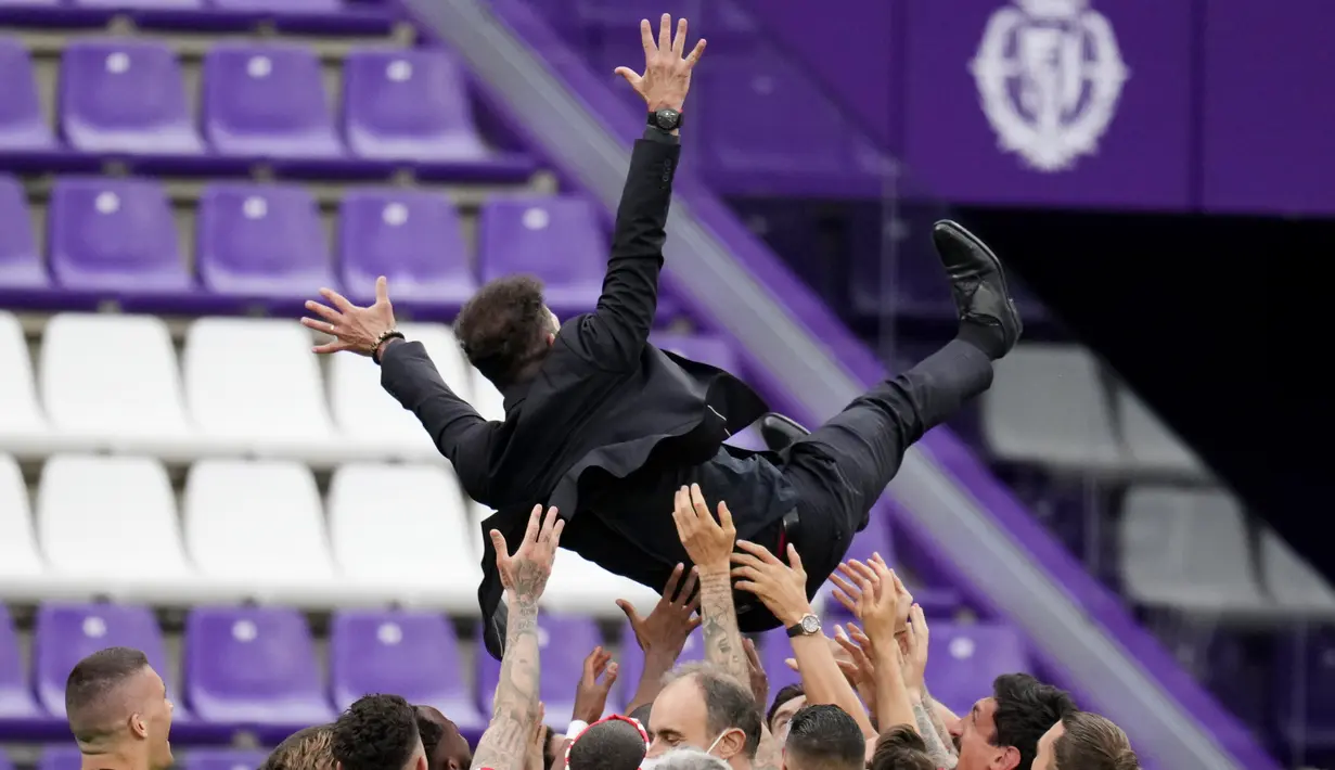 Pelatih Atletico Madrid, Diego Simone, diangkat para pemainnya saat merayakan kemenangan atas Real Valladolid pada laga Liga Spanyol di Stadion Jose Zorrilla, Sabtu (22/5/2021). Atletico Madrid menang dengan skor 2-1. (AP/Manu Fernandez)